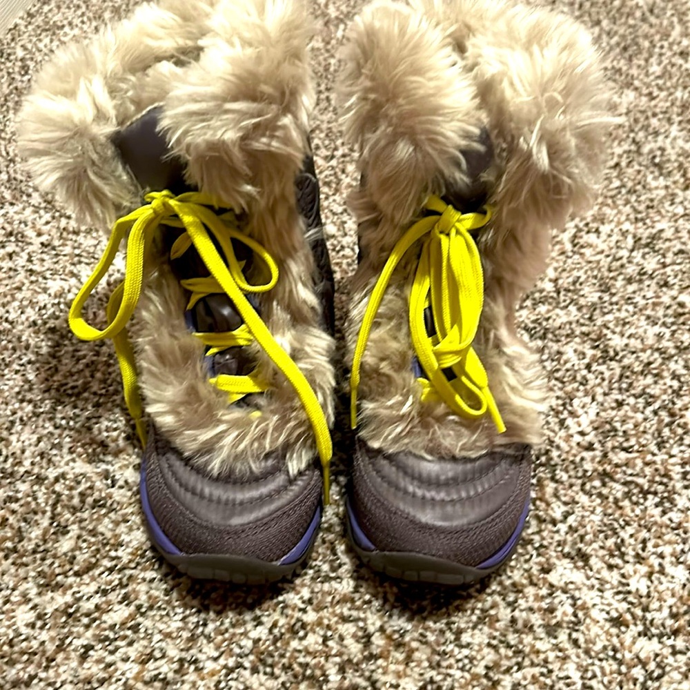 North face girls faux fur winter boots. Never used. Excellent condition.